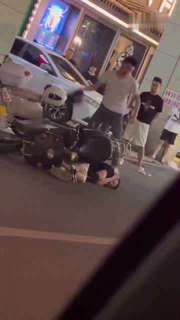 在dnf里玩女街霸的过来指导下怎么打白狗