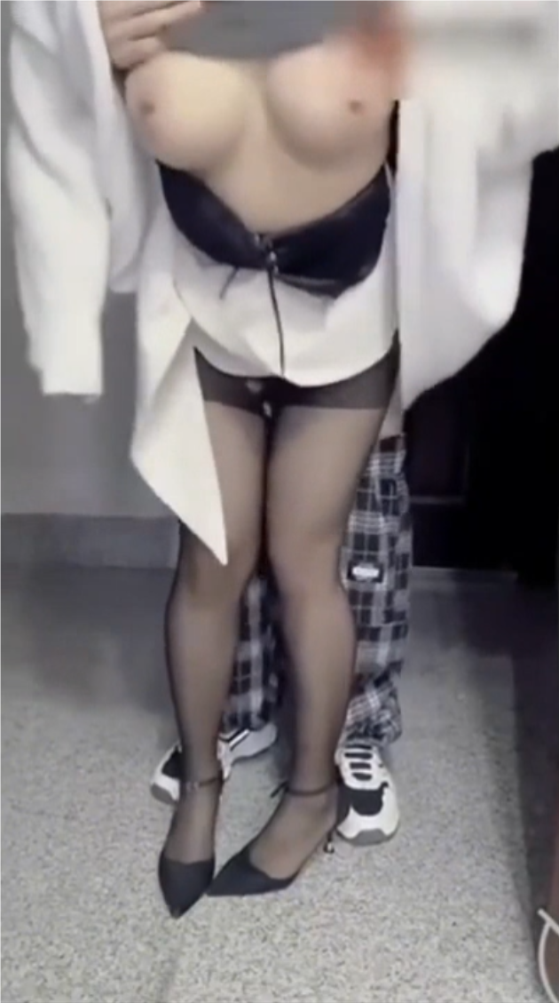 【姐弟乱伦】性感黑丝高跟翘臀姐姐让弟弟忍不住内射