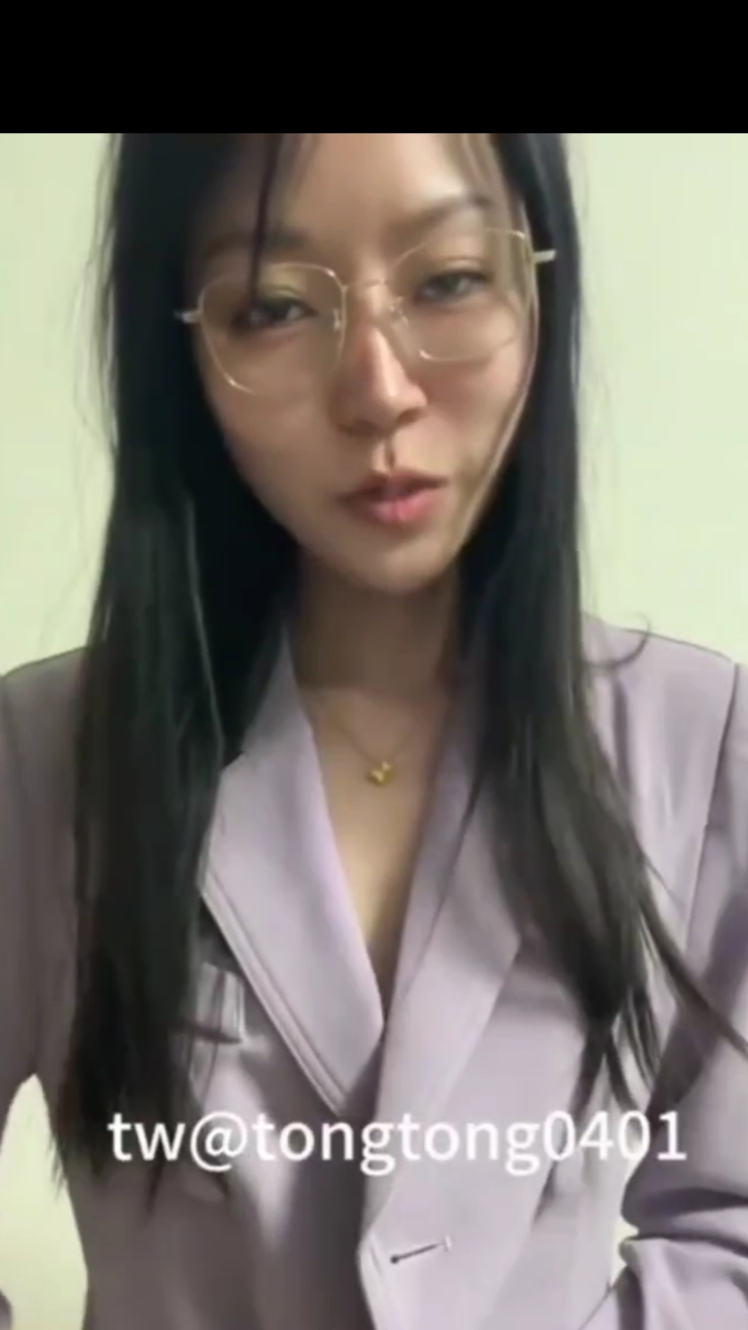 眼镜母狗暴露给爸爸看