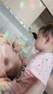 少妇自拍孩子在旁边