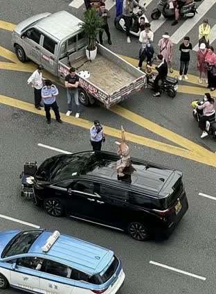 深圳，一女子抢了一个老头的轮椅，后拦停汽车，在车上跳舞。
