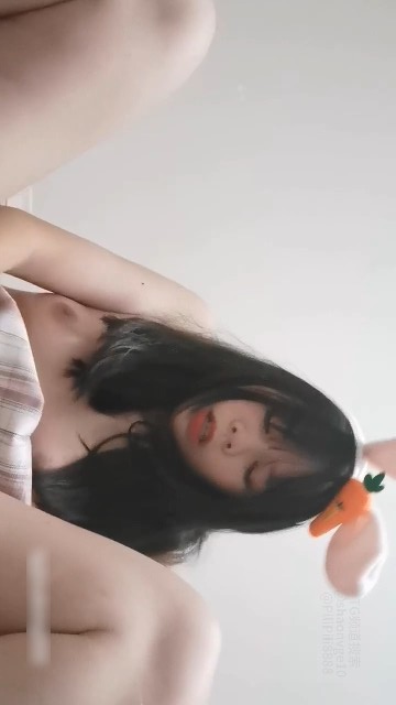 JK妹妹首次出道自慰，膝盖有故事，是不是给后入多了
