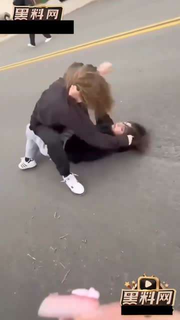 民间女子打架真猛啊 堪比女子搏击现场 直接爆炸输出拳拳到肉（关注幼女幼厕小学生初中生高中生偷拍萝莉）