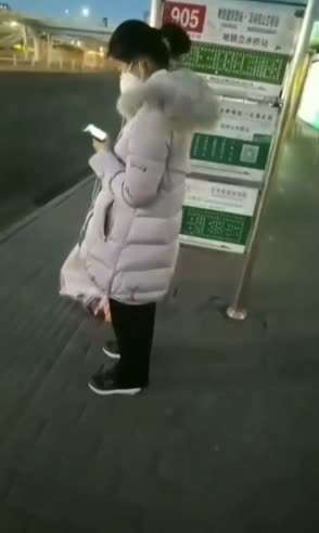 公交车站故意露出让妹子看