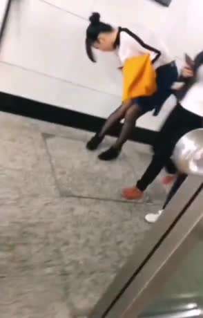 扶梯喷射美女没发现用手摸
