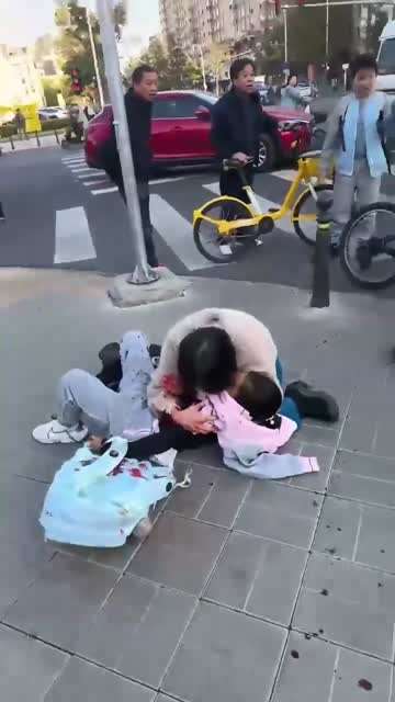 刚才万柳三小北校区有砍小学生的，中关村三小。