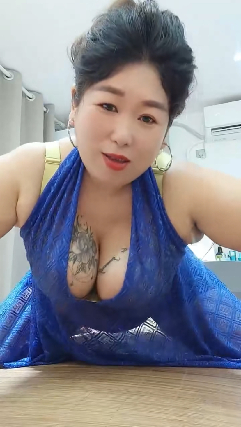 酒店约到上门骚妇群交3P被干的不要不要的嘴里塞满鸡巴堵住看是爽歪歪