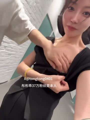逛商场偷偷摸奶