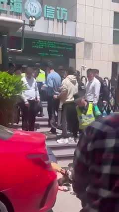 5月14日 上海 合欢路9弄 在这里维权的一名海银财富投资人被推下台阶