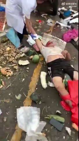 9月4日，广东中山。清晨港口镇一辆货车冲撞早市人群，现场多人倒地不起。