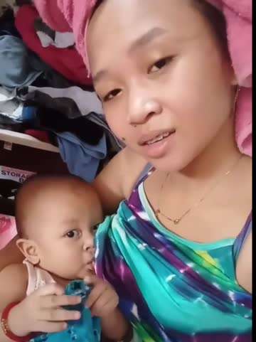 年轻少妇自拍喂奶