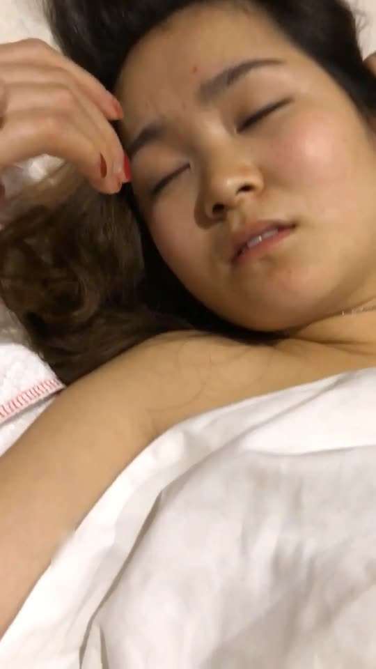 （探索精品）非常漂亮气质美女下Y迷倒酒店开房脱光光各种玩弄