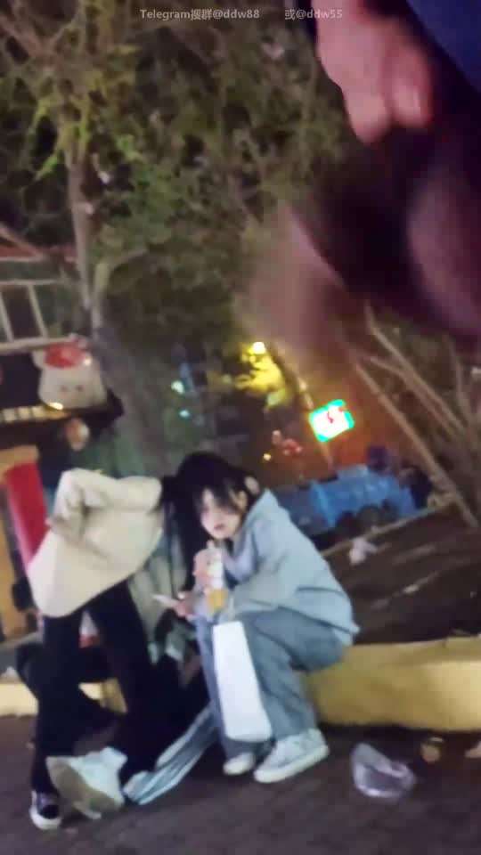 看着女孩撸管
