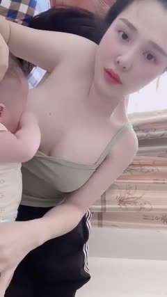 性感小吊带能挡住你的乳汁？