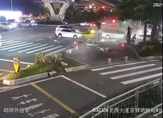 卧槽，这车飞得把人直接冲没了