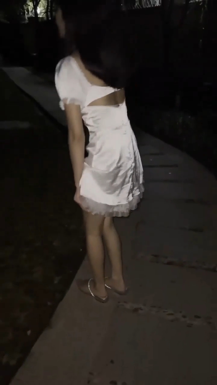 美女户外漏出屁屁_