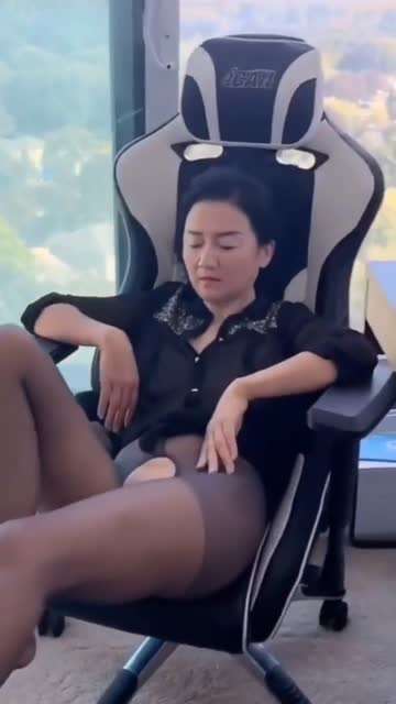 韵味十足的黑丝贵妇的小奶狗