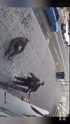 12月7日，男孩骑自行车与老人擦肩而过，老人见状一把抓住男孩，再顺势往地上一躺。男孩大喊：“碰瓷啊”