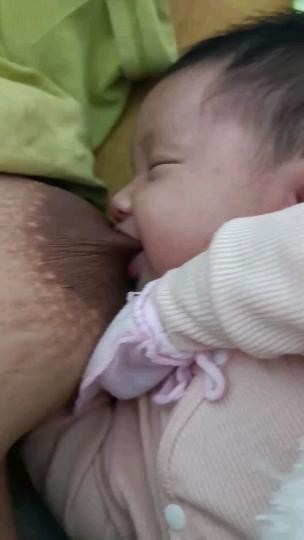 一边喂一边催乳？