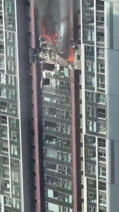 12月11日下午 深圳豪宅小区湾悦府发生爆炸并引发火灾 一女子被火灾逼迫到窗边，然后滚下了高楼