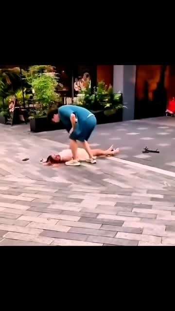 男子在街头对女子拳打脚踢