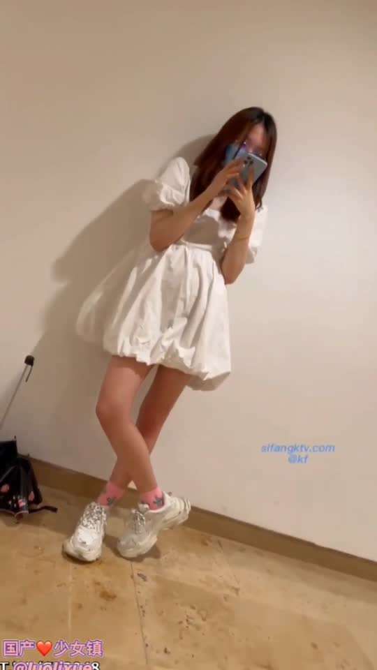 裙底偷拍戴眼镜白色裙子女子没有穿内裤
