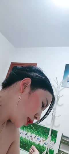 骚逼被操疼，只给打飞机了