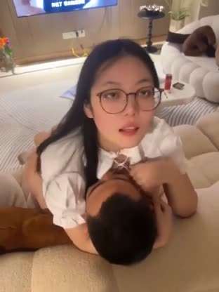 清纯眼镜女友骑乘
