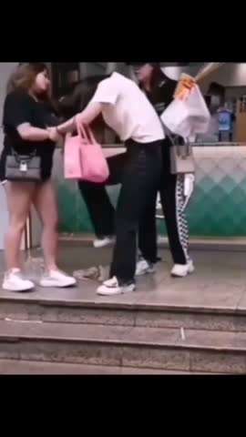 两美女因买东西发生互殴