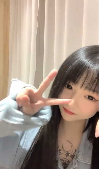 清纯纹身小姐姐自慰高潮