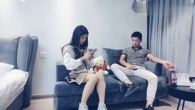 【试看版】很像王祖贤的大学生大长腿甜妹被蹲着深喉后入操到叫爸爸