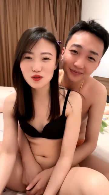 小情侣几天不见，见面就爆艹小淫逼