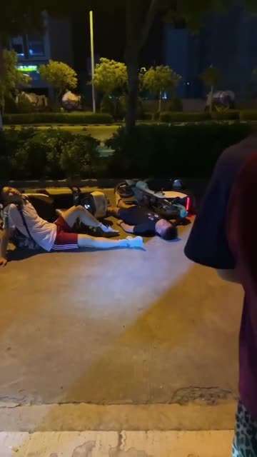 喝醉了，倒头就睡 。