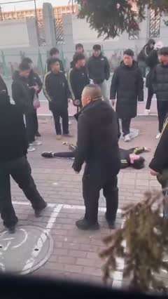 这孩子摊上大事了，摔到后脑勺了