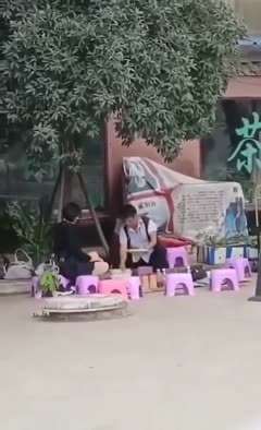 12月8日，云南，美女遇到江湖色狼，全身都被摸遍了，还在傻傻的配合摸骨
