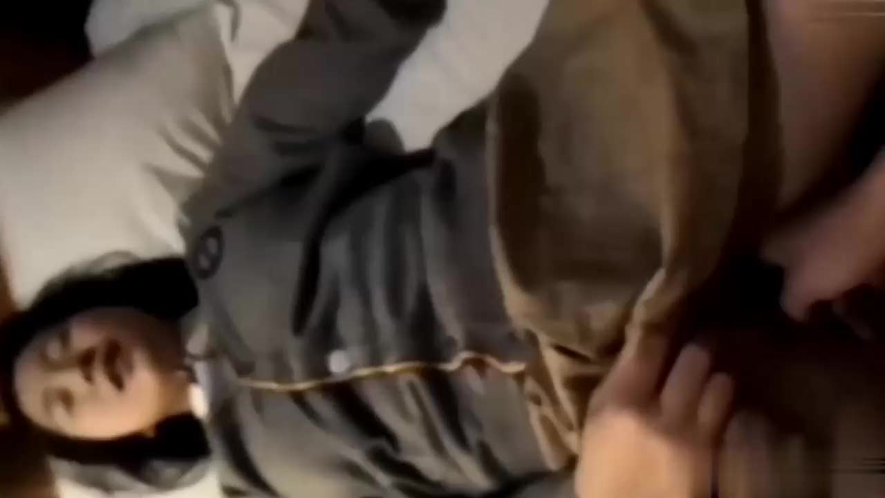㈡高中生学生妹破处，年轻破处没经验把自己的女友逼给抠破了