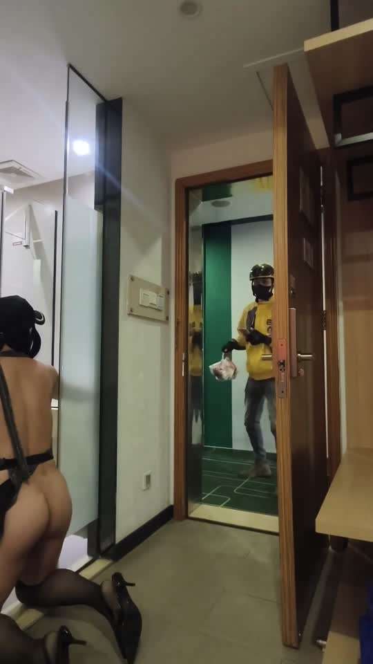 伪娘雪儿露出拿外卖