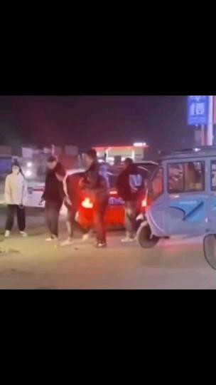 发酒疯被车撞了