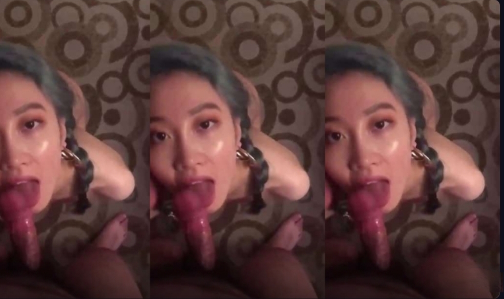 情侣性爱私拍流出 极品蓝头发高校高冷女神，床上反差骚母狗，跪着舔脚趾，被绑在床上大屌疯狂抽插黑料爆料调教双马尾