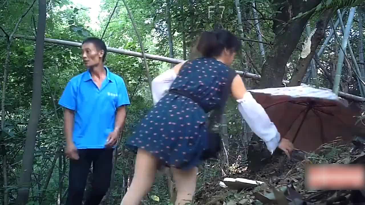 树林子里几对嫖C的肉色交易无套内射对白清晰大叔真够损的20块肉完说要给15野鸡急眼了