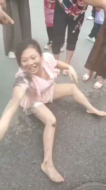 四川网友发布：女人从大车爬出来还在笑 上辈子得积了多大的德哪么幸运，弄到货车从大车底下专出来还笑得，