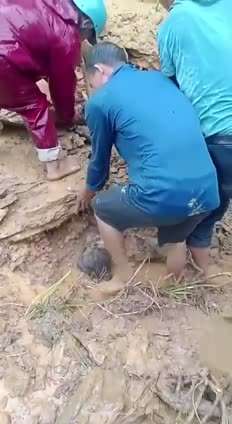 泥石流灾害，有人被埋，时间地点不详#亚裔