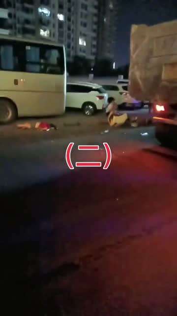 湖南长沙，月湖公园大市场一男子因为被拖欠20年拆迁补偿款开车撞人“献忠”，有14人被“献忠