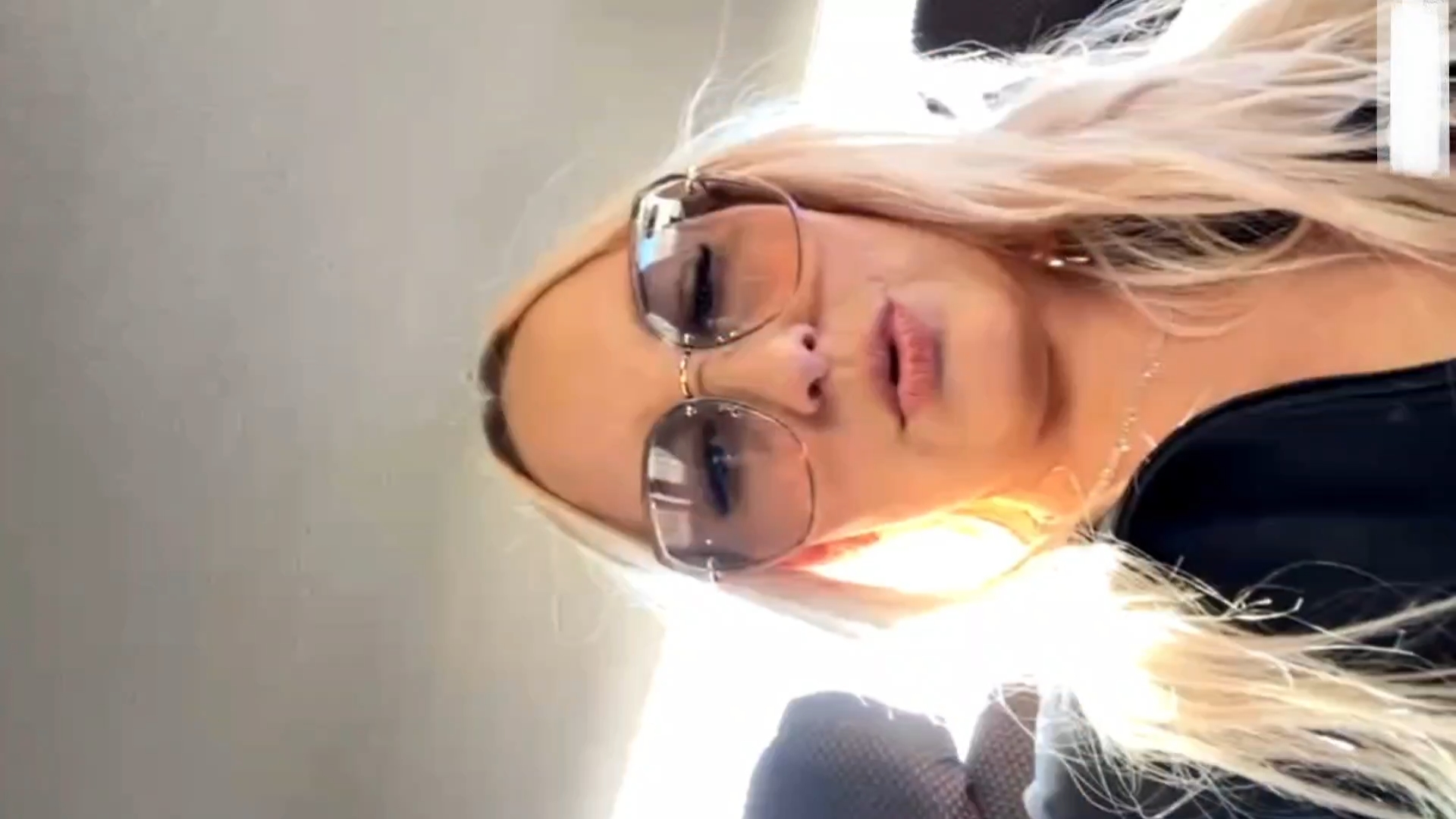 丰满的戴眼镜的小姐姐在车里面自慰