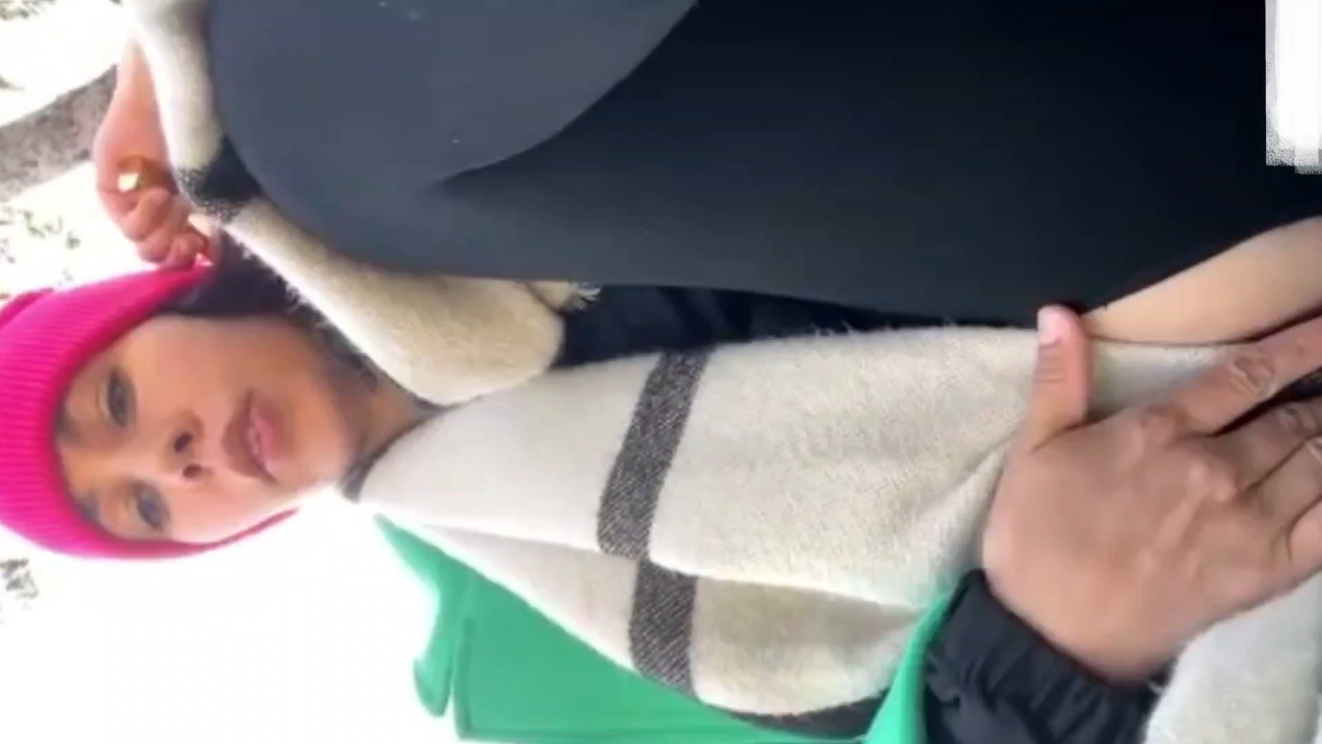 外国少妇在户外自慰潮有刺激感一边注意路边的人