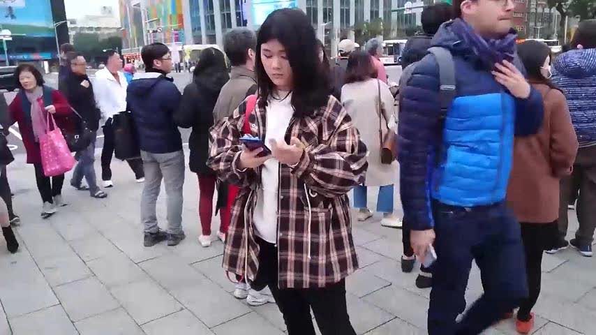 ㈠高中学生妹约见网友，被网友带到酒店妹子直接慰哭了，最后拿鸡巴使劲甩妹子的脸？