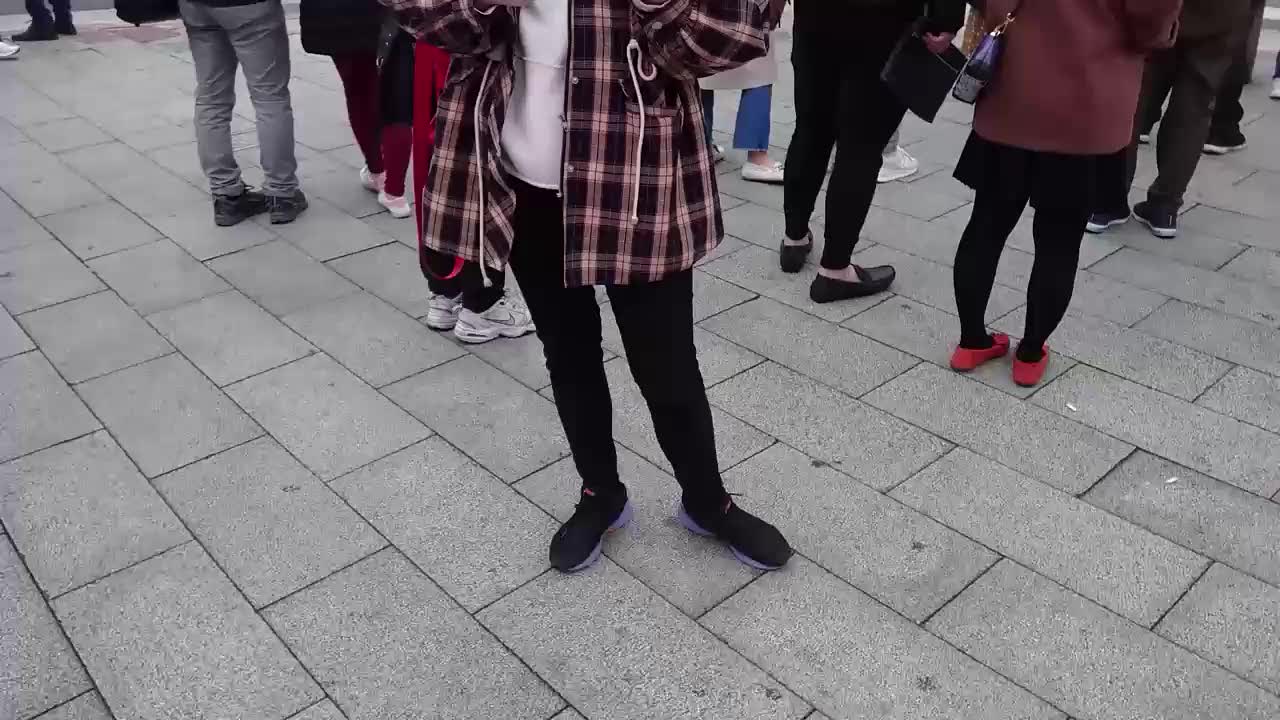 ㈡高中学生妹约见网友，被网友带到酒店妹子直接慰哭了，最后拿鸡巴使劲甩妹子的脸