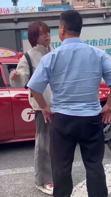 背后牌子：共享共建美丽广州