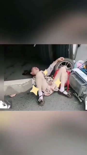 母女骑电动车撞上半挂车