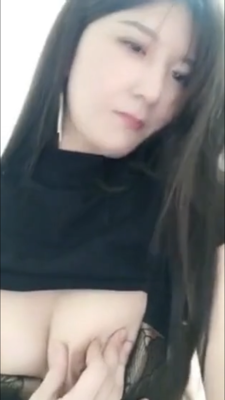 母子乱伦 骚妈妈自慰骚逼不爽 突然想起大儿子的肉棒 一边抽烟一边让儿子舔骚逼 儿子却直接插进去了